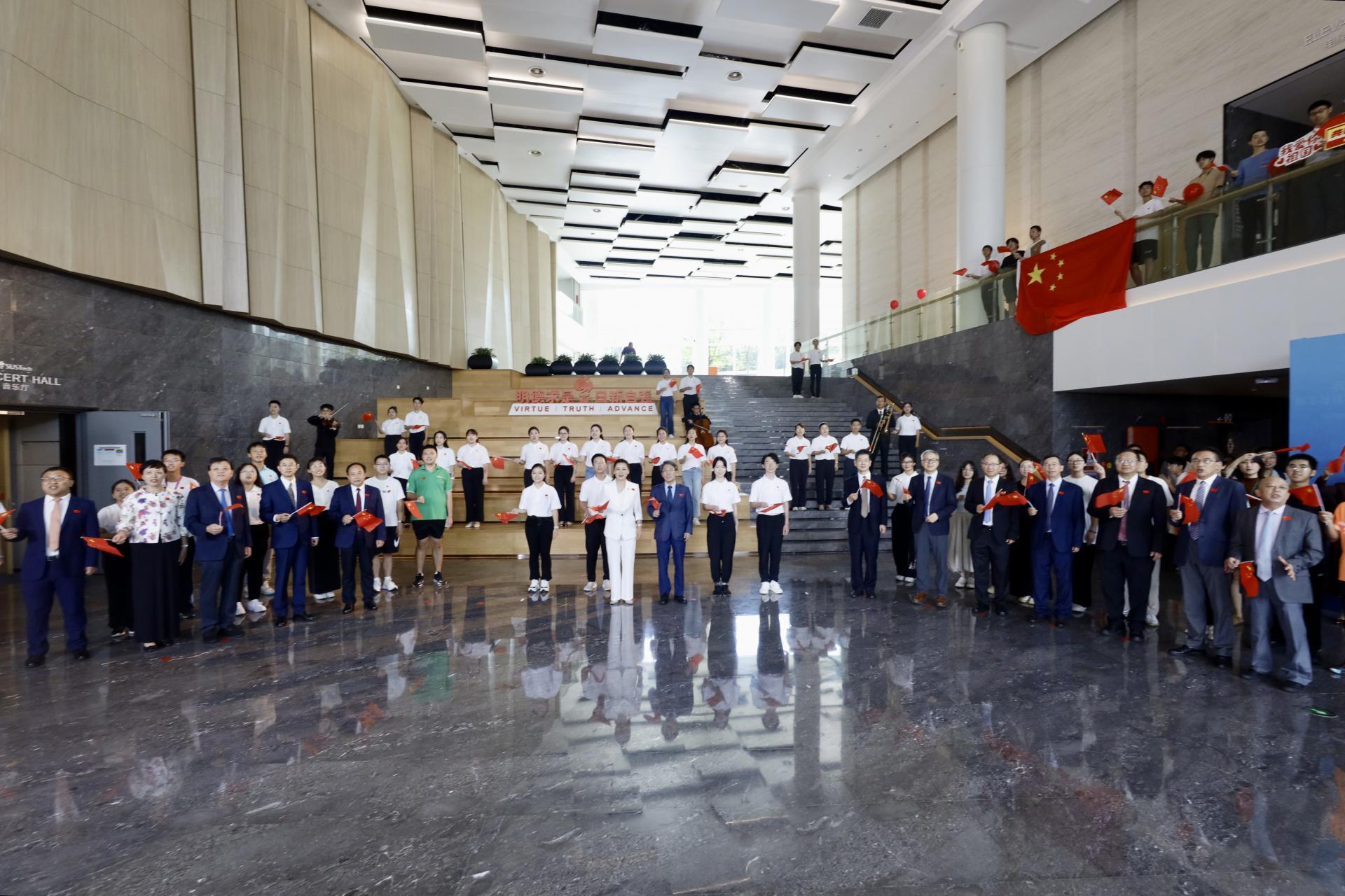 161734315010159374.jpg 为庆祝新中国成立75周年,南科大师生深情唱响《共和国之恋》。.jpg